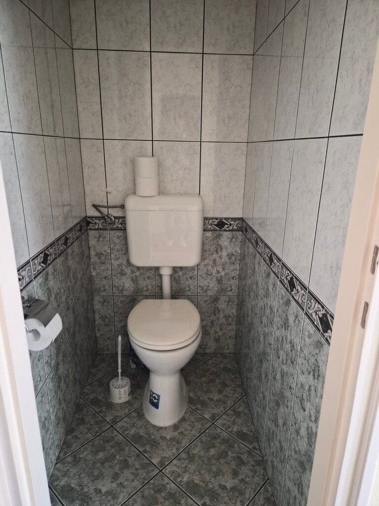 Tiszta, teljesen csempézett külön WC